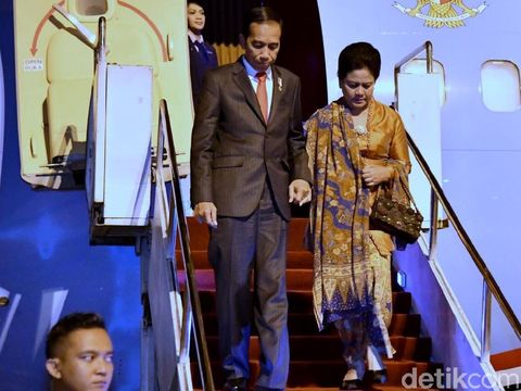  Presiden Jokowi dan Ibu Negara Iriana tiba di Manado, Sulut, Rabu (15/11/2017)