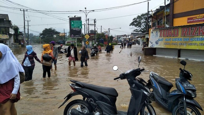 Banjir, Jalan Raya Dayeuhkolot Tak Bisa Ditembus Kendaraan Banjir, Jalan Raya Dayeuhkolot Tak Bisa Ditembus Kendaraan
