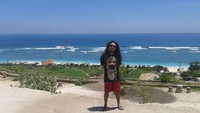 Dari sekian postingan, Is lebih banyak mengunggah destinasi kawasan pantai. Dalam posenya ini terlihat rambut grondrong vokalis Payung Teduh itu (Dok. pusakata/Instagram)