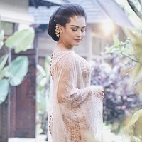 Penyanyi Mytha Lestari memakai kebaya brokat bernuansa nude di malam Midodareni. Tampilan kebaya terasa lebih anggun dengan ornamen lengan menyerupai cape. Foto: Dok. Instagram