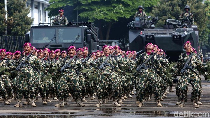 Peringatan Hut Korps Marinir ke 72

Prajurit Marinir melakukan kegiatan peringatan hari ulang tahun Korps Marinir di Jakarta, Rabu (15/11/2017). Korps Marinir memperingati hari ulang tahun (HUT) ke-72 di Lapangan Apel Brigif 2 Cilandak, Jakarta Selatan. Sebanyak 3.500 prajurit pun dilaporkan mengikuti acara tersebut. Grandyos Zafna/detikcom

-. Selain upacara peringatan ulang tahun, dalam kegiatan pagi ini dijadwalkan juga turut digelar defile dari para pasukan Marinir. Dalam sambutannya KSAL Laksamana TNI Ade Supandi mengatakan, di peringatan HUT ke-72 Marinir ini, dijadikan sebagai momentum untuk terus menjadi prajurit tangguh.