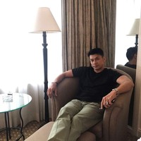 Tak hanya memiliki wajah yang awet muda, gaya busana Eddie Foe pun tampak seperti anak muda. Hanya dengan memakai kaus polos dan celana warna army, ayah Kevin Liliana ini pantas dijuluki sebagai Hot Daddy.  Foto: dok. Instagram
