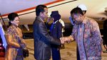 Foto: Mesranya Jokowi yang Gandeng Iriana Saat Tiba di Manado