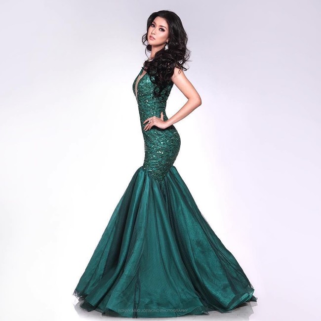 Kali ini Kevin Lililliana mengenakan gaun malam dari Anaz Official. Potongan gaun mermaid yang melekat di tubuh membuat penampilan wanita 21 tahun itu terlihat seksi. Foto: Dok. Instagram @kevinlln