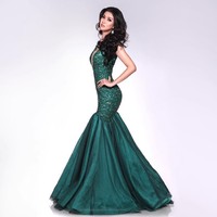 Kali ini Kevin Lililliana mengenakan gaun malam dari Anaz Official. Potongan gaun mermaid yang melekat di tubuh membuat penampilan wanita 21 tahun itu terlihat seksi. Foto: Dok. Instagram @kevinlln