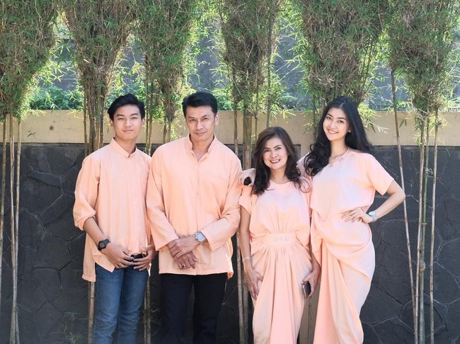 Keluarga Kevin Liliana tampak harmonis dalam balutan busana muslim dalam momen Idul Fitri. Tampak sang ayah tampak seperti kakak paling tua.  Foto: dok. Instagram