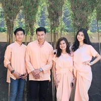 Keluarga Kevin Liliana tampak harmonis dalam balutan busana muslim dalam momen Idul Fitri. Tampak sang ayah tampak seperti kakak paling tua.  Foto: dok. Instagram