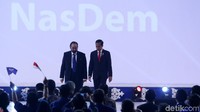 Ratusan kader NasDem berdiri dan berteriak Jokowi Presiden Ku dan NasDem Partai Ku.