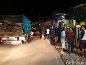 Truk Bawa Kerupuk di Sumedang Terguling, Satu Orang Tewas