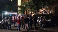 Tampak sepeda motor polisi diparkir berjajar. Tepat di depan pintu masuk rumah, para polisi berjaga. (Kanavino/detikcom)