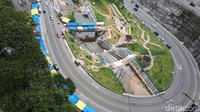 Pedagang kaki lima menjajakan dagangannya di jalan alternatif yang baru dibangun itu. Badan jalan yang masih nangkring di tebing yang curam itu, di sanalah para pedagang diizinkan berjualan makanan ringan (Chaidir/detikTravel)