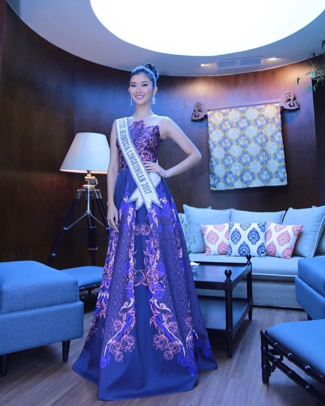 Anggunnya Kevin Lilliana dalam balutan gaun malam karya Albert Yanuar. Gaun warna ungu dengan taburan motif bunga tersebut memberikan sentuhan klasik dan berkelas.  Foto: Dok. Instagram @kevinlln