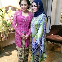 Di malam Midodareni, Nagita Slavina tampil segar dengan kebaya kutu baru bernuansa fuchsia. Foto: Dok. Instagram