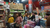 Lihatlah keramaian ini. Mereka adalah turis yang sedang berbelanja oleh-oleh. Rata-rata dari China atau Korea Selatan, serta beberapa negara Asia lainnya (Wahyu/detikTravel)