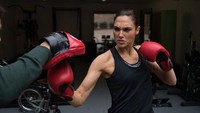 Sang Wonder Woman, Gal Gadot, menyebut manfaat kick boxing bukan hanya untuk melatih kemampuan bertarung, namun juga membuat tubuh tetap langsing. (Foto: Instagram/@gal_gadot)