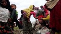 Ia tidak sendiri, wanita-wanita Rohingya lainnya juga melakukan hal yang sama. Mohammad Ponir Hossain/Reuters.
