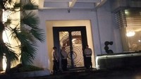 Di depan pintu rumah Novanto, tiga polisi berjaga. (Kanavino AR/detikcom)