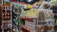 Pilihan di Don Quijote terbilang lengkap. Toko 7 lantai ini menyediakan aneka kebutuhan oleh-oleh traveler. Dari yang khas, sampai yang unik-unik juga ada (Wahyu/detikTravel)