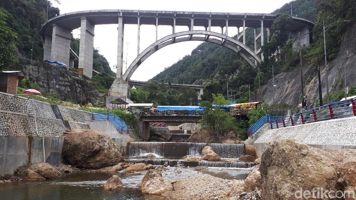 Singgah Sejenak di Kelok 9 Nan Indah di Sumbar