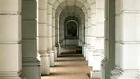 Lorong panjang yang berada di lantai dasar gedung.