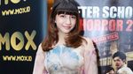 Cassandra Lee Anggun dengan Gaun Bercorak Warna