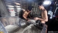 Pembuatan oncom diawali dengan merendam ampas tahu dalam air bersih selama 3-5 jam. Kemudian dibasukan ke karung dan diperas.