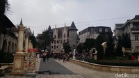 Inilah Ba Na Hills Vietnam yang ada di ketinggian sekitar 1.500 meter di atas permukaan laut. Kawasan resor ini terlihat semacam kota. Arsitekturnya impresif, meniru bangunan-bangunan Eropa Abad Pertengahan, Abad 18 atau 19 (Danu Damarjati/detikTravel)
