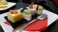 Kalau yang ini pasti sayang untuk dimakan. Sushi dengan aneka topping enak jadi hidangan penutup. Foto: Istimewa