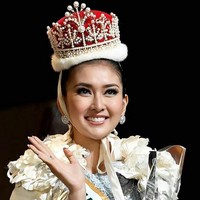 Ketika itu, Kevin mengenakan gaun cantik karya Ivan Gunawan. Ia pun tampak semakin anggun dengan tata rambut updo dan makeup flawless. Foto: Instagram