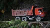 Kendaraan berat menelusuri jalanan yang sempit dengan kemungkinan bebatuan jalan longsor ke bawah. Ini meningkatkan risiko kendaraan jatuh ke jurang! (Feliipe Abreu/BBC)
