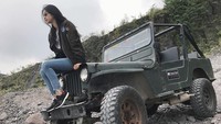 Walau berparas cantik dan anggun, Kevin juga menyukai liburan ekstrem. Berikut gayanya yang gagah saat duduk di atas jeep di kaki Gunung Merapi (@kevinlln/Instagram)