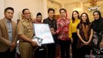Saat Para Pemain AAC2 Selfie dan Seru-seruan Bersama Anies-Sandi