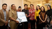 Manoj Punjabi dan para pemain film AAC 2 tampak mengunjungi Balai Kota Jakarta, Jakarta Pusat pada Selasa (14/11) malam.