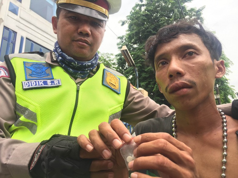 Kabur Saat Razia, Pria Ini Ternyata Bawa Obat Penenang Kabur Saat Razia, Pria Ini Ternyata Bawa Obat Penenang