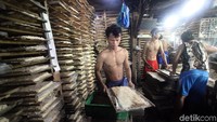 Kemudian tambahkan tepung tapioka ke dalam ampas tahu, aduk hingga merata. Tepung tapioka berfungsi sebagai perekat ampas tahu agar mudah dibentuk, juga sebagai media tumbuh kapang oncom.
