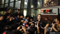 Febri memberikan keterangan terkait pencarian tersangka kasus dugaan korupsi e-KTP Setya Novanto di gedung KPK, Jakarta.