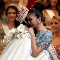 Kevin Lilliana juga mendapat pelukan selamat dari pendahulunya, Miss International 2016 Kylie Versoza. (Foto: AFP PHOTO / Toshifumi KITAMURA)