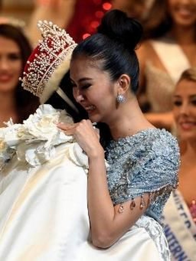 Kevin Lilliana juga mendapat pelukan selamat dari pendahulunya, Miss International 2016 Kylie Versoza. (Foto: AFP PHOTO / Toshifumi KITAMURA)