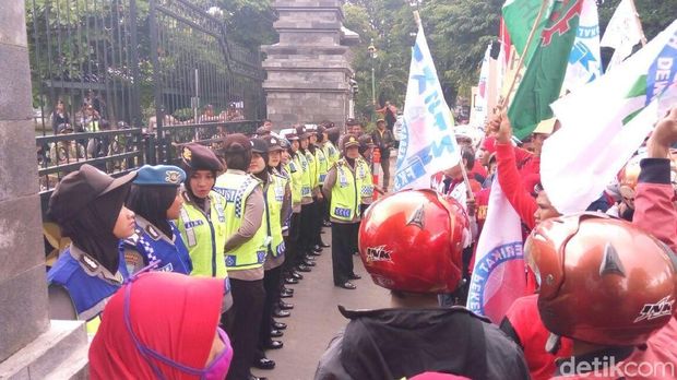 Buruh di Demak Gelar Aksi Tuntut Kenaikan UMK