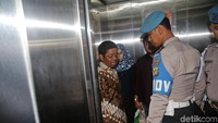 Idrus naik lift menuju ruang perawatan.