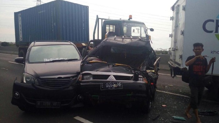 Tabrakan Beruntun Truk-Minibus di Tol Pelabuhan Priok, Lalin Macet
