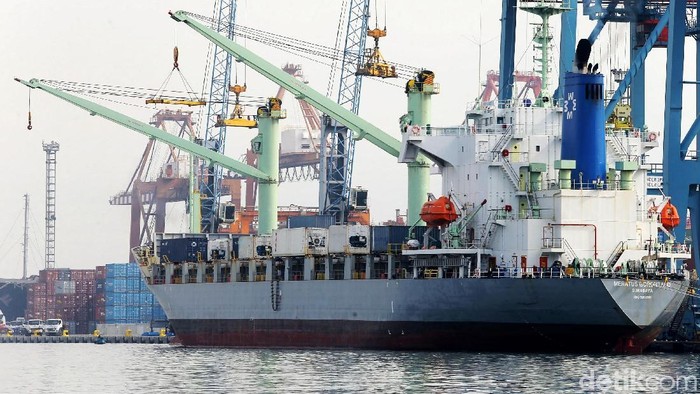 Neraca perdagangan pada Oktober 2017 tercatat surplus US$ 900 juta, dengan raihan ekspor US$ 15,09 miliar dan impor US$ 14,19 miliar.