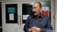 Fredrich Yunadi menemani Novanto sepanjang malam di RS Medika Permata Hijau. Fredrich awalnya menyatakan Novanto dibawa oleh ojek usai kecelakaan. Namun belakangan, dia mengoreksi keterangannya. (Foto: Agung Pambudhy)