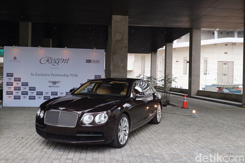 Bentley Flying Spur V8 sebagai limo shuttle untuk bepergian ke mal (Foto: Dina Rayanti) Bentley Flying Spur V8 sebagai limo shuttle untuk bepergian ke mal (Foto: Dina Rayanti)