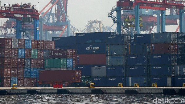 Neraca perdagangan pada Oktober 2017 tercatat surplus US$ 900 juta, dengan raihan ekspor US$ 15,09 miliar dan impor US$ 14,19 miliar.