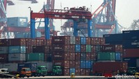 Suasana bongkar muat di Pelabuhan JICT, Tanjung Priok, Jakarta, Kamis (16/11/2017).