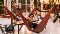 Cafe ini memiliki konsep dimana pengunjung atau konsumen bisa menikmati hidangan yang mereka dapatkan sambil bersantai menggunakan hammock atau tempat tidur gantung.