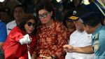 Aksi Menteri Susi dan ABK KRI Bima Suci