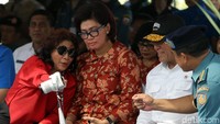 Susi juga sempet menunjukan hasil jepretannya kepada Menteri Pertahanan Ryamizard Ryacudu.