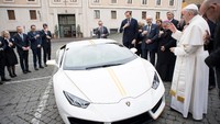Lamborgini Huracan RWD ini sudah ditandatangani secara pribadi oleh Paus Fransiskus. Mobil dibuat khusus oleh departemen kustomisasi Ad Personam. Lamborghini edisi khusus ini dicat dengan warna Bianco Monocerus (putih) dan garis-garis Giallo Tiberino (kuning) di sepanjang tubuhnya untuk menghormati warna bendera Kota Vatikan. Foto: Reuters